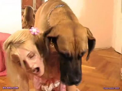 Большая собака принуждает хозяйку с сексу