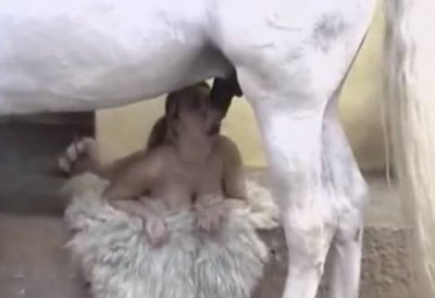 Бабенка делает шикарный минет коню